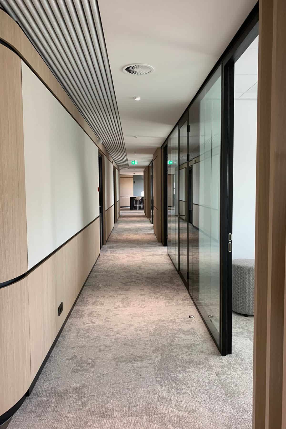 Akoestisch plafond op kantoor verbeterd de spraakverstaanbaarheid