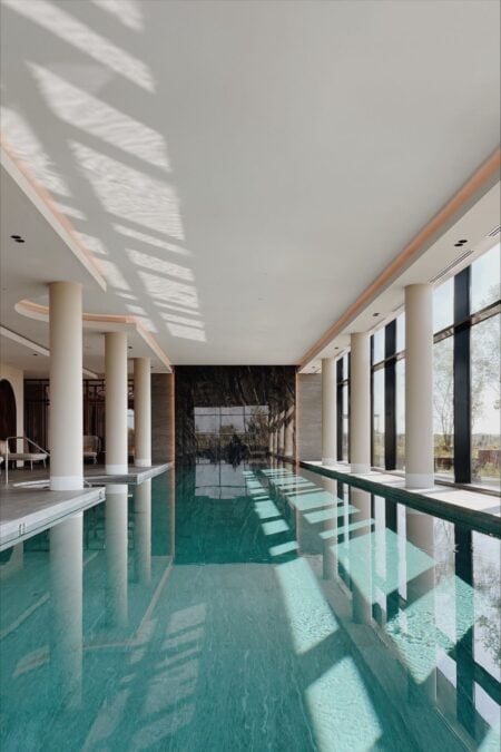 Akoestisch plafond boven binnenzwembad resulteert in rust en stilte