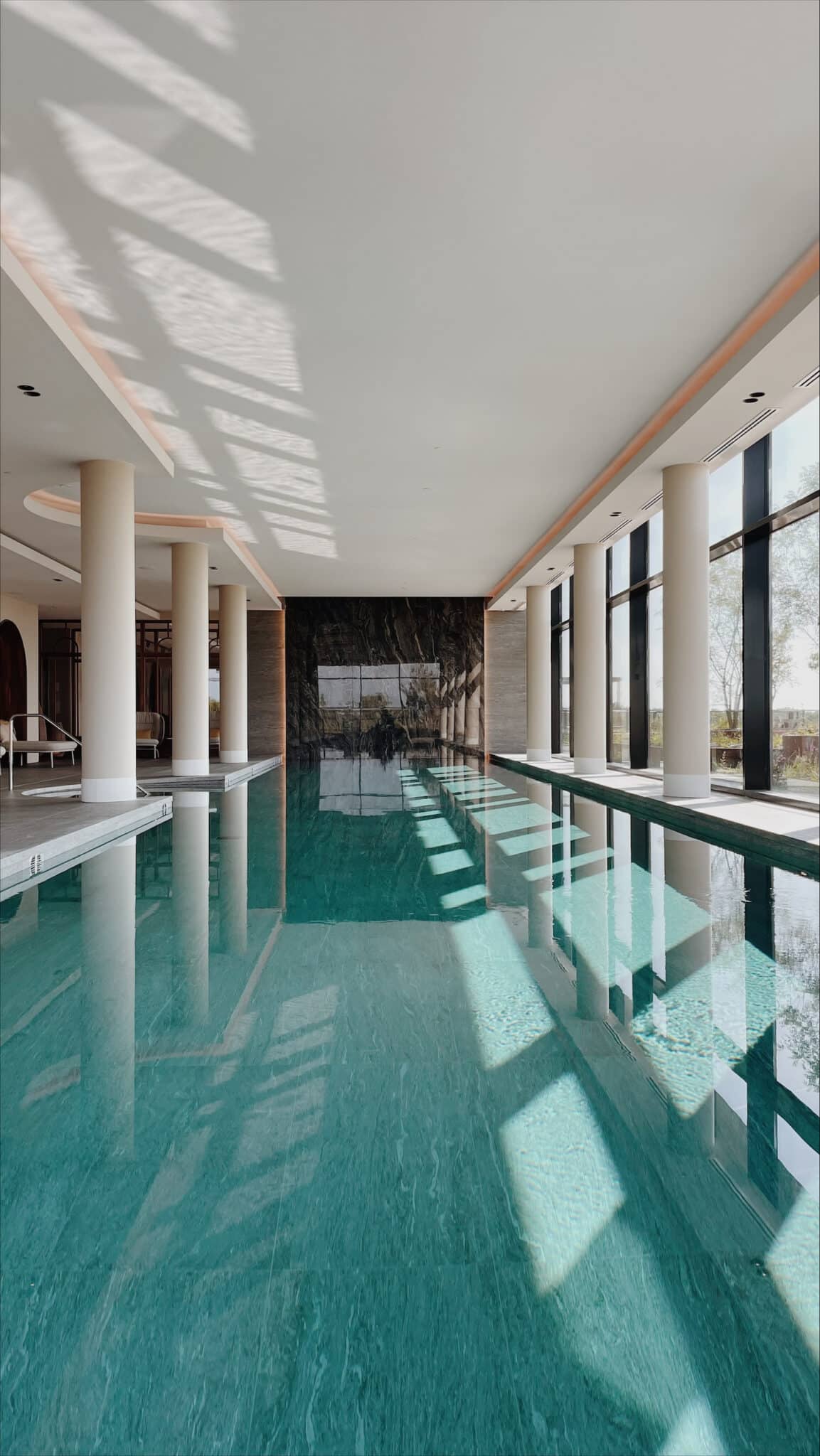 Akoestisch plafond boven zwembad