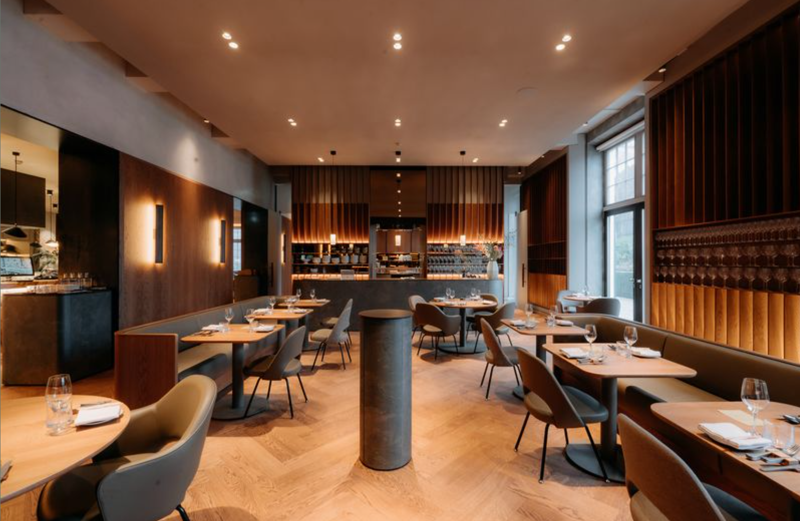 Modern interieur van restaurant Rijksmuseum met een naadloos akoestisch plafond van Pennings.