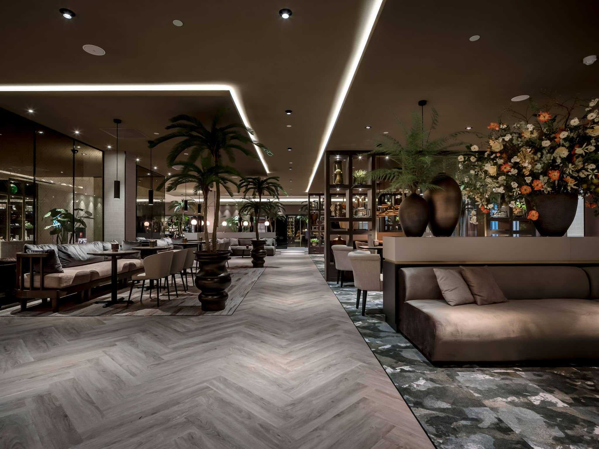 Wij brengen rust in de hotellobby met een naadloos akoestisch plafond van Pennings.