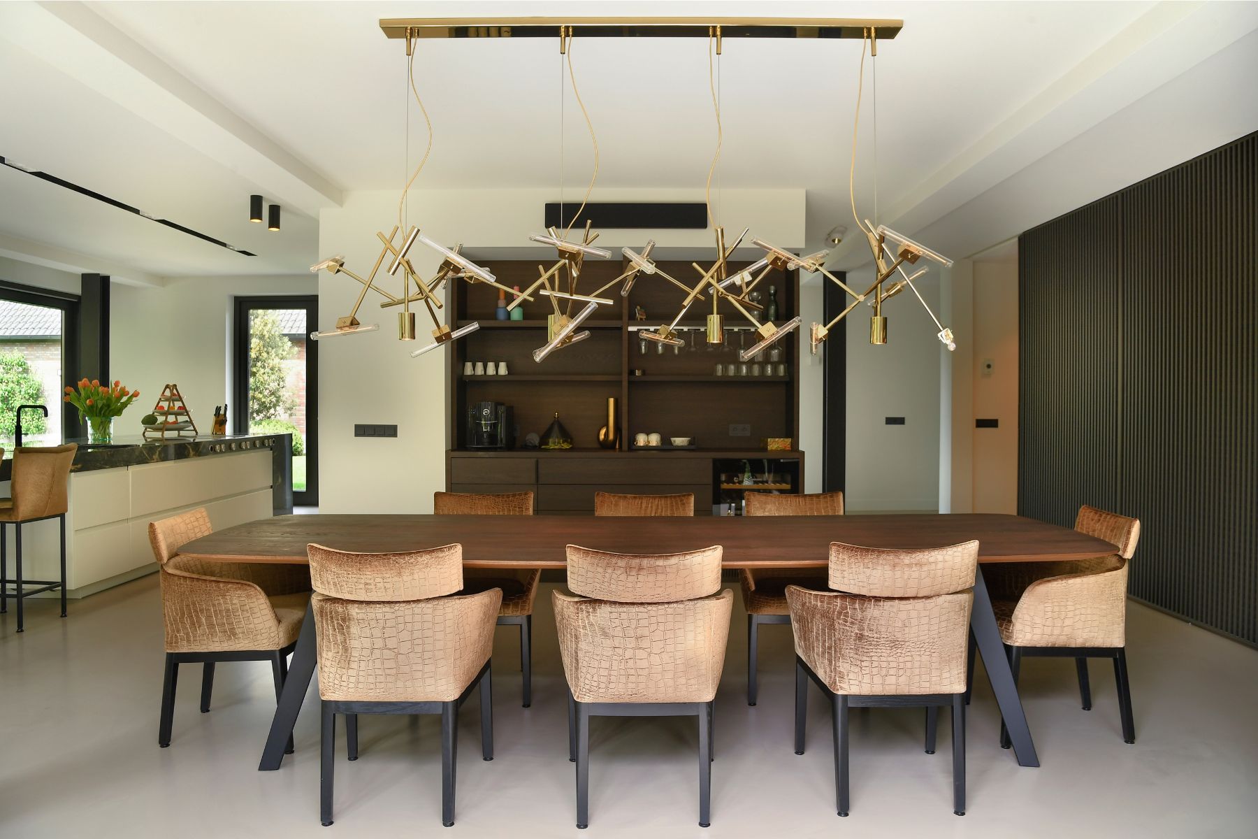 Onzichtbaar naadloos akoestisch plafond in een modern interieur boven een houten eettafel, gerealiseerd door Pennings