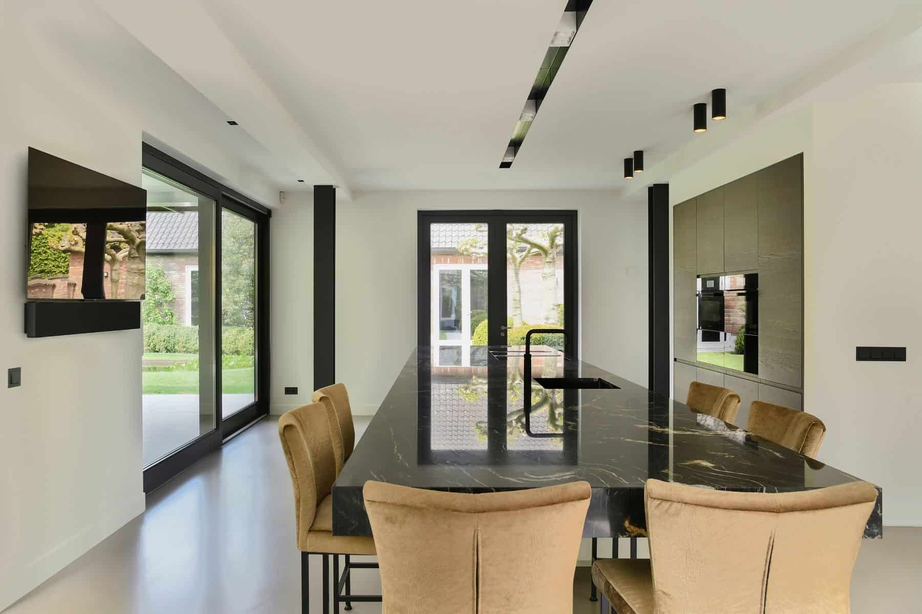 Akoestische oplossing in woonkamer om de akoestiek te verbeteren