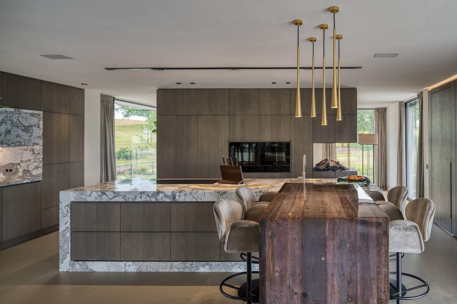 Modern interieur van een woonkeuken met een naadloos wit akoestisch plafond van Pennings Akoestiek voor optimale galmreductie.