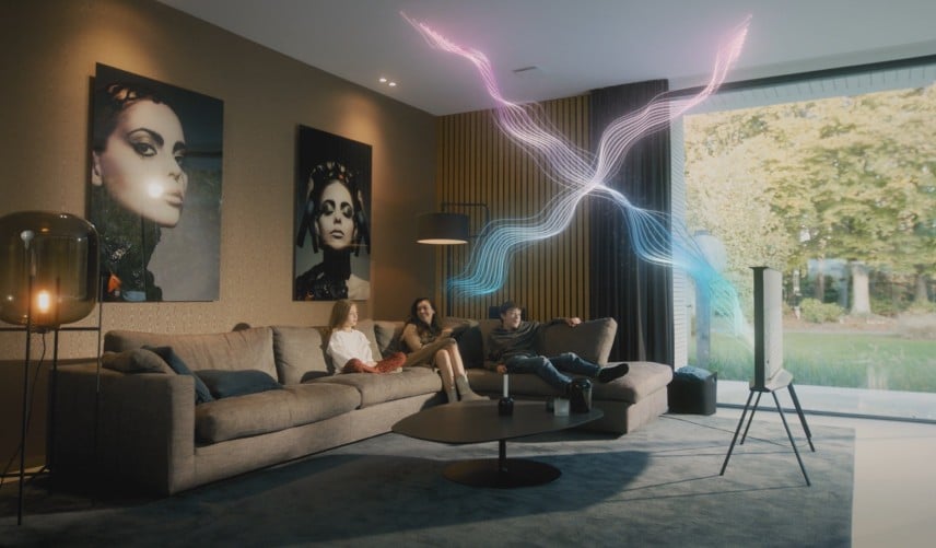 Sfeervol still-shot van een naadloos akoestisch plafond in een luxe binnenzwembad, genomen uit de Pennings brandvideo over onzichtbare rust en vakmanschap.