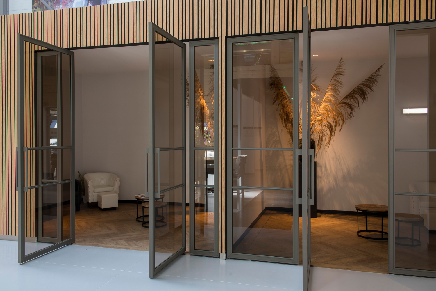 Interieur van het Pennings Akoestiek Experience Center in Rosmalen, waar bezoekers in realistische testruimtes het verschil in geluidsabsorptie en rust kunnen horen en beleven